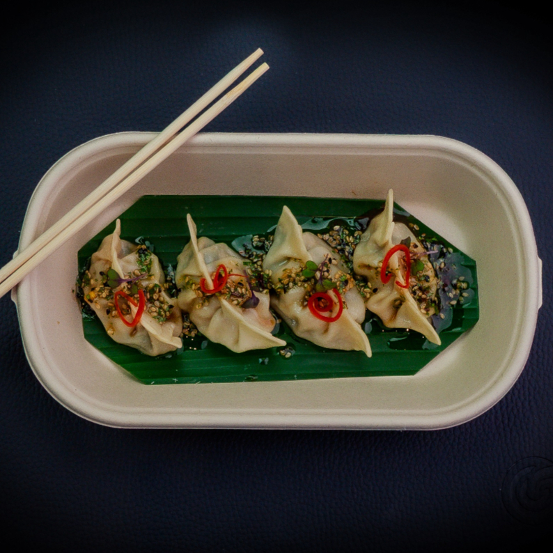 Dumpling estilo Momo, com recheio suculento de camarão e blend suíno, cozido no vapor e servido com nosso molho agridoce e picante. Uma explosão de sabores autênticos.