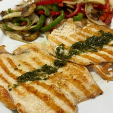 Pechuga o Carne o Cerdo Grill con Chimichurri