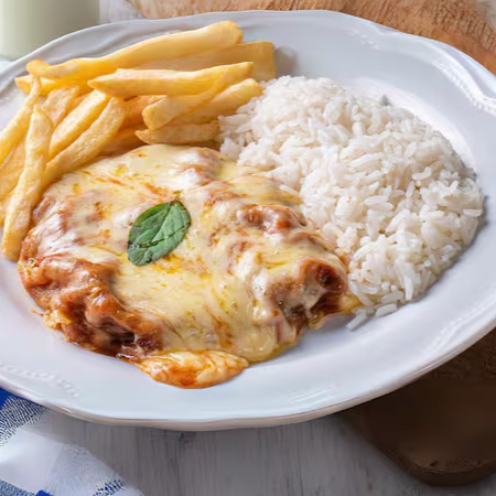 Filé de frango à parmegiana com molho caseiro e mussarela derretida, servido com arroz soltinho, feijão saboroso, fritas crocantes e salada fresca. Um clássico irresistível!