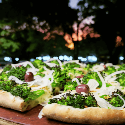 Molho de tomate caseiro, brócolis temperado, mozarela, cebola e alho dourados no azeite.