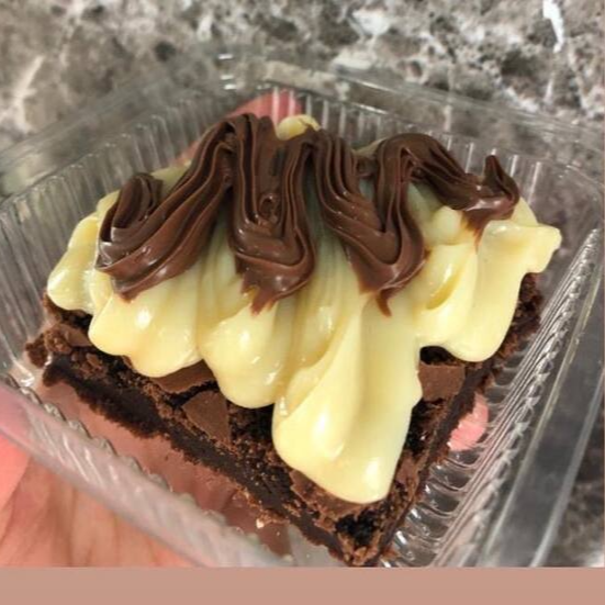 Brownie feito com ovos, açúcar , farinha de trigo, cacau em pó 50% e óleo. Recheado com brigadeiro de leite Ninho finalizado com Nutella.