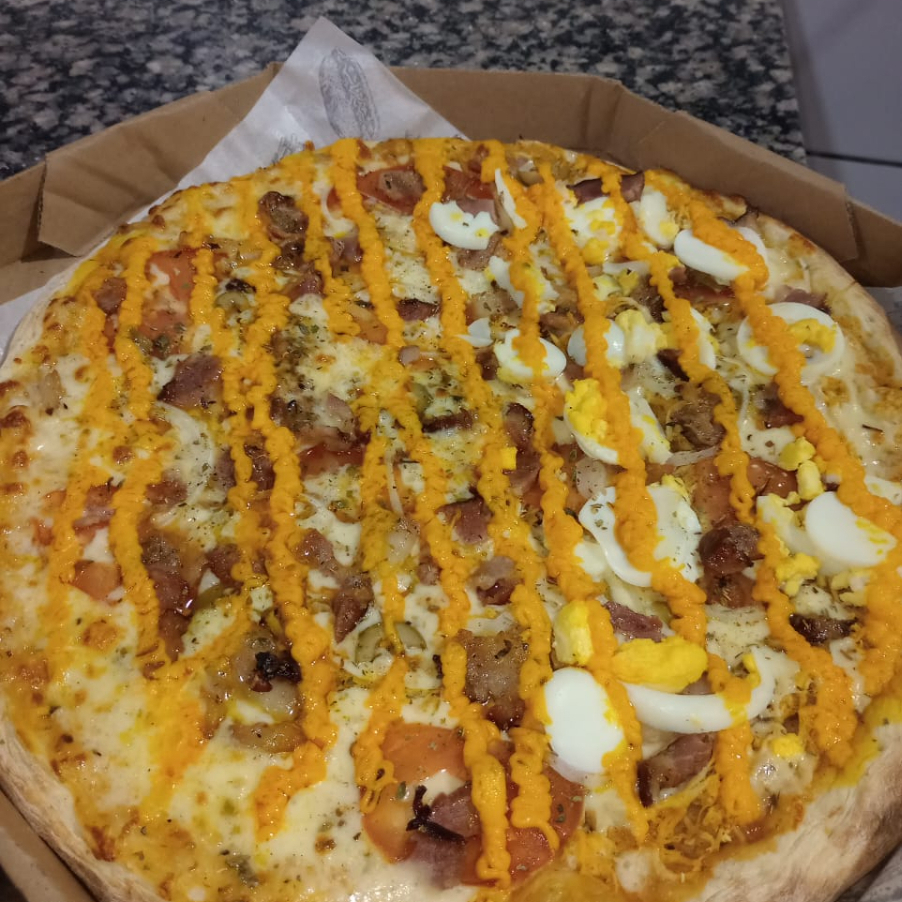 Deliciosa pizza artesanal franbacon, 08 fatias, feita com massa fina e tradicional , coberta com molho caseiro , mussarela, frango, bacon, tomate, cebola,  e finalizada com azeitonas e orégano.