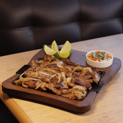 pedaços suculentos de contra filé acebolados