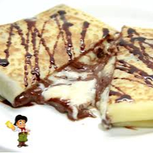 Perfeito para os amantes de chocolate! Pastel de 20 cm recheado com uma mistura deliciosa de chocolate branco e chocolate preto, criando um contraste incrível de sabores. A massa fica crocante por fora e o recheio derrete por dentro, garantindo uma sobremesa irresistível e inesquecível.