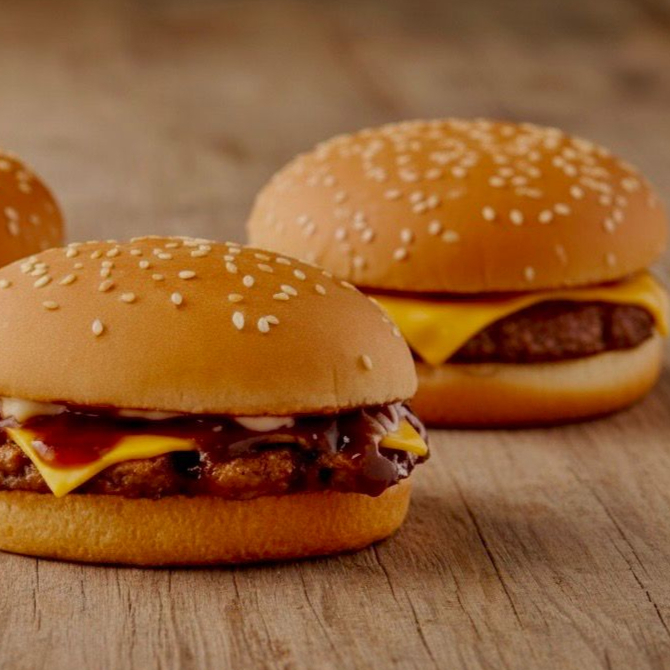 Pao, Carne, Salada, Cebola Caramelizada, cheddar, maionese de alho, requejão e batata palha