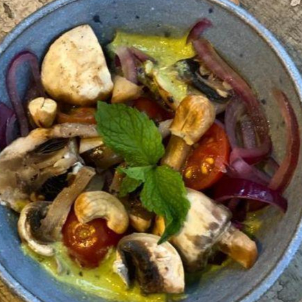 Cogumelos, pepino, tomate cereja, pimentão amarelo, cebola, limão e sal