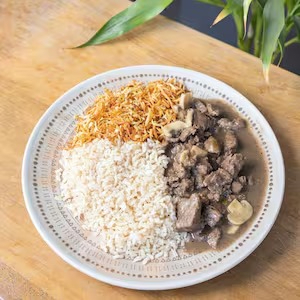 Strogonoff de filé mignon com biomassa de banana verde. Acompanha palha de batata doce e arroz integral. -Zero adição de creme leite. - Batata palha assada.