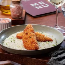 Arroz arbóreo ao molho siciliano e peixe branco à milanesa.