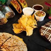 Quesadilla, taco, nachos com guacamole e burrito