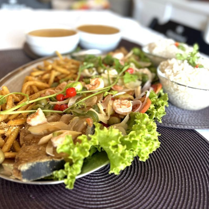 2 pirões, 2 arroz, salada, batata frita ou macaxeira frita