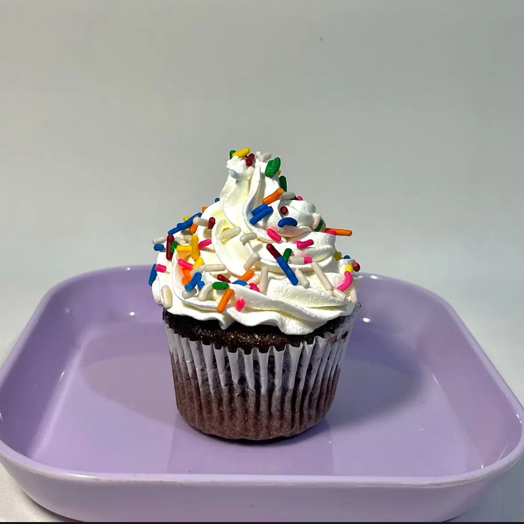 Massa de chocolate , recheado com brigadeiro cremoso de ninho, e coberto com chantilly de ninho.