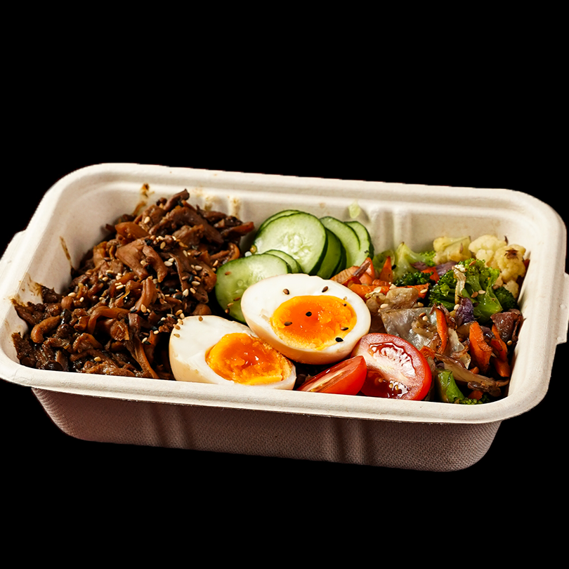 Uma combinação equilibrada e cheia de umami da culinária japonesa. Gohan quentinho finalizado com furikake (tempero japonês à base de gergelim e algas que traz sabor e crocância), shimeji preto salteado no shoyu, pepino fresco, ovo marinado com gema mole e legumes no vapor — brócolis, couve e repolho roxo — finalizados com cebolinha. ‼️Obs: **Não realizamos troca de nenhum ingrediente do Bentō Shimeji Himitsu.