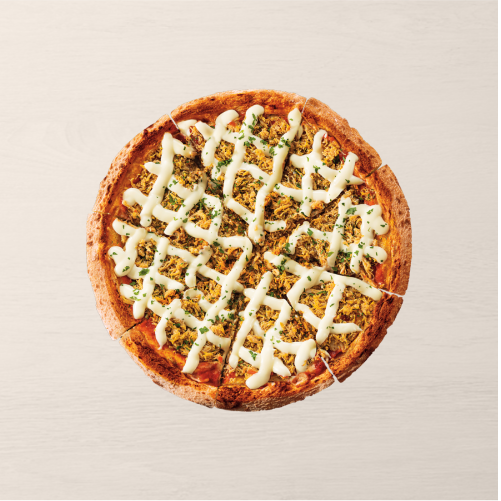 Frango, cremely e molho de tomate.