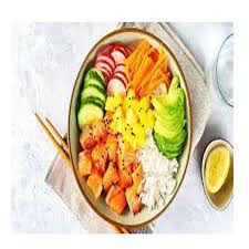 Salmão, sunomono, kani, amendoas, tomate cereja, cenoura, e cebola roxa. Molho ponzo do chefe e base de arroz