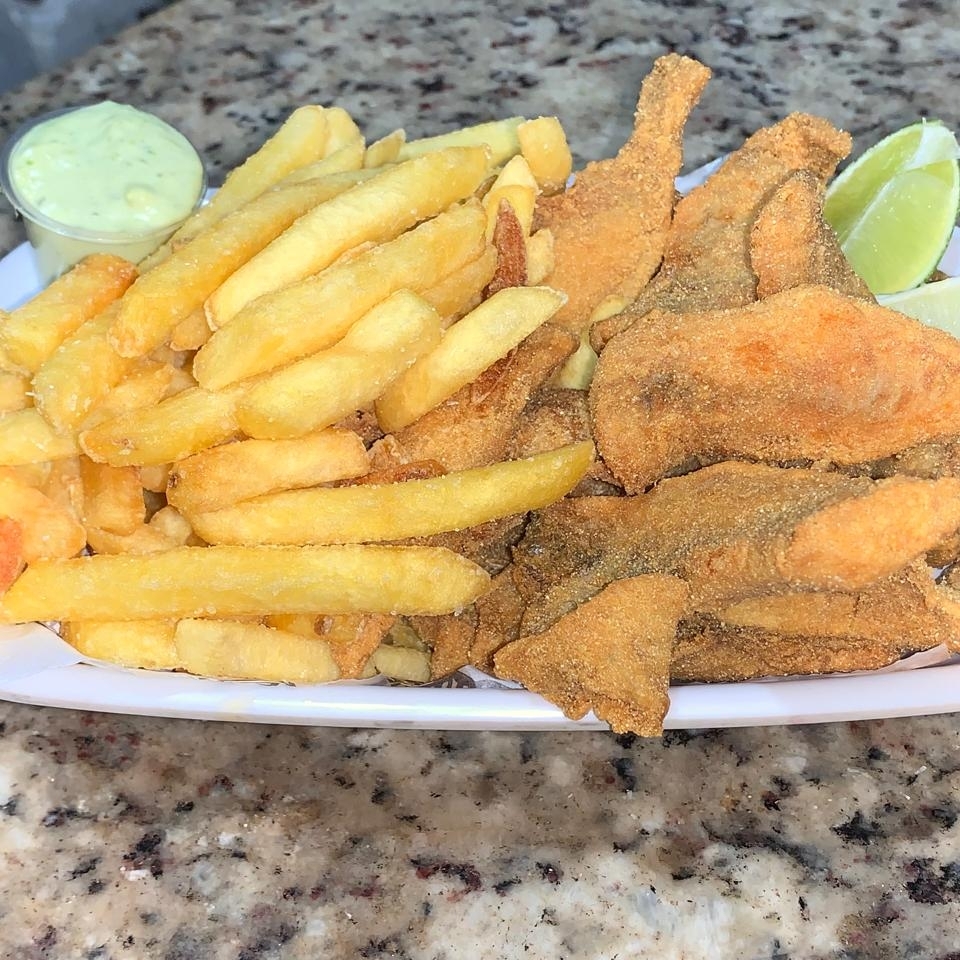Filé de tilápia grelhado, leve e suculento, acompanhado de fritas crocantes. Uma porção de 300g cheia de sabor e equilíbrio.