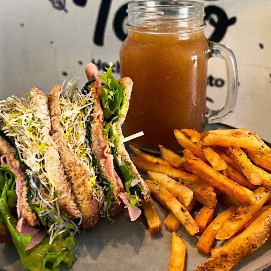 Club Sandwich + Papas + Agua del Día