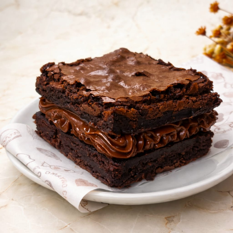 Brownie denso, chocolatudo, grande e super recheado com brigadeiro 50% cacau. 150gm