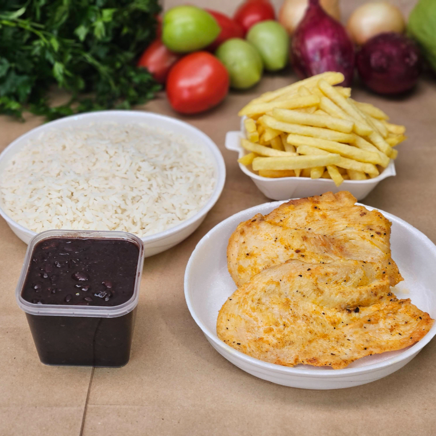 Sabe aquela comida caseira, preparada com temperos naturais e muito capricho? É exatamente isso que oferecemos em nossos kits: refeições feitas com amor, do jeito que servimos em nossas próprias casas. Nesse kit, você receberá o seu pedido da seguinte maneira: - Arroz temperado com cebola e alho (350 g) – Marmita P - Feijão do Dia (250 ml) – Potinho lacrado - Batata frita crocante (120 g) – Marmitinha H3 - Filé de frango grelhado (160 g) – Marmita M Serve 1 a 2 pessoas