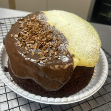 Bolo vulcão dois amores com massa fofinha e uma mistura deliciosa de brigadeiro e creme de ninho bem cremosos — especialmente para vocês, amantes do nosso bolo sabor dois amores