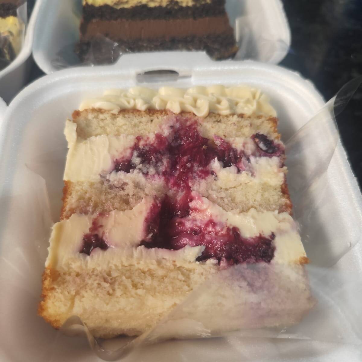 Fatia massa amanteigada com delicioso recheio de ninho com geleia de frutas vermelhas. para quebra o doce combinação perfeita.