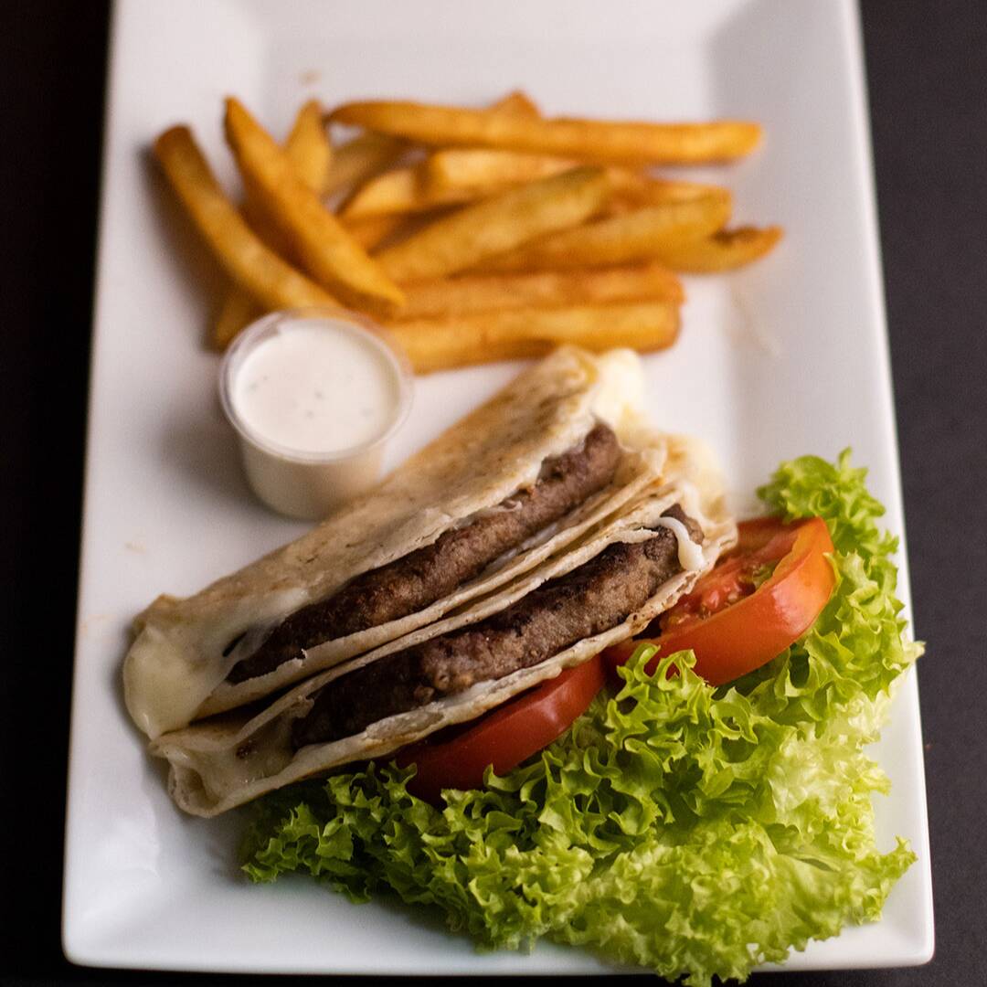 Quesa-Burger con Papas