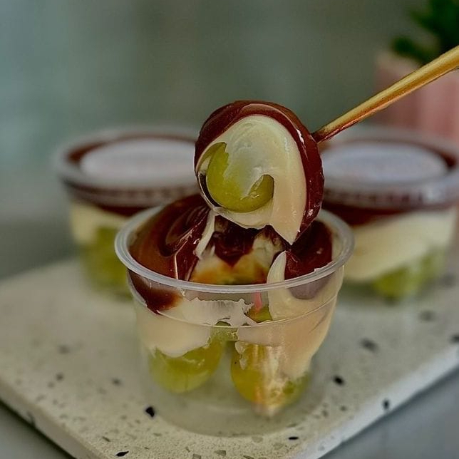 Uvas sem caroços, creme de ninho, creme de chocolate e  finalizados com granulados de chocolate. Pote de 160grs