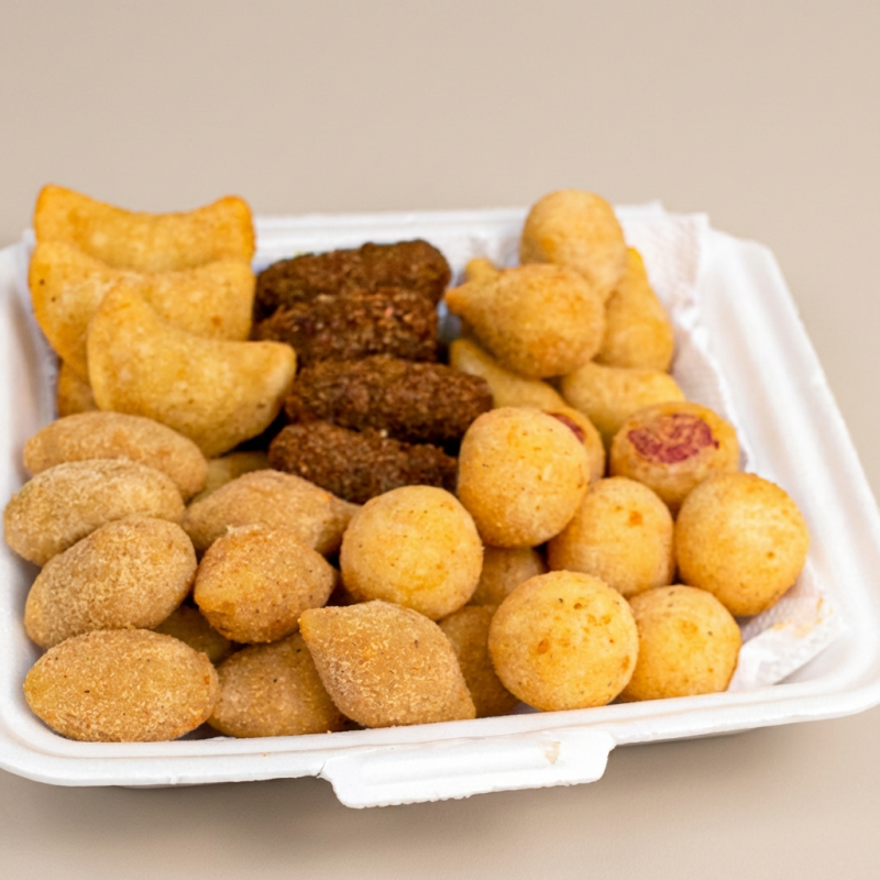 50 Salgadinhos Sortidos (aprox. 17g) 39 reais, era 70 reais Sabores incluídos: Kibe Queijo com Presunto Bolinha de Queijo Calabresa Salsicha Coxinha de Frango Risole de Carne Sabores sortidos fixos — não é possível alterar. Perfeito para quem ama variedade e muito sabor em cada mordida!