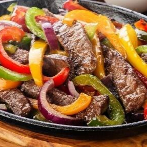 Deliciosas tiras de Filé Mignon cuidadosamente preparadas à moda mexicana acompanhado de guacamole, frijoles, sour cream, pico de gallo, alface, queijo mix e as tradicionais tortilhas mexicanas