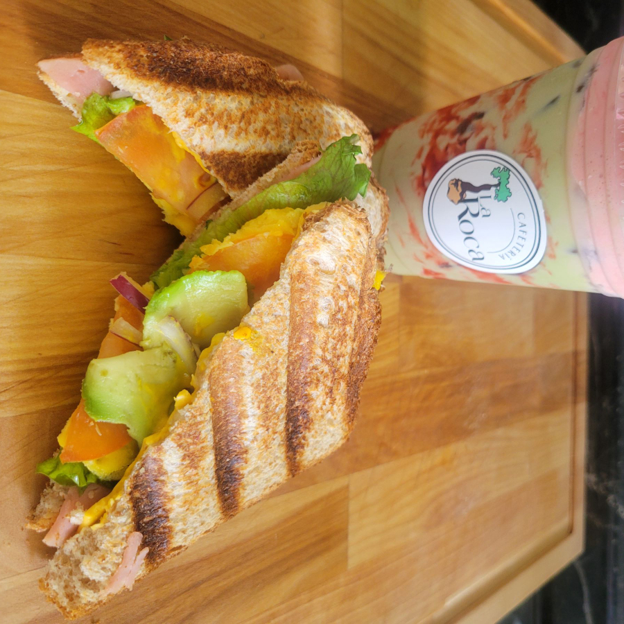 SANDWICH DE HUEVO + MATCHA FRESA