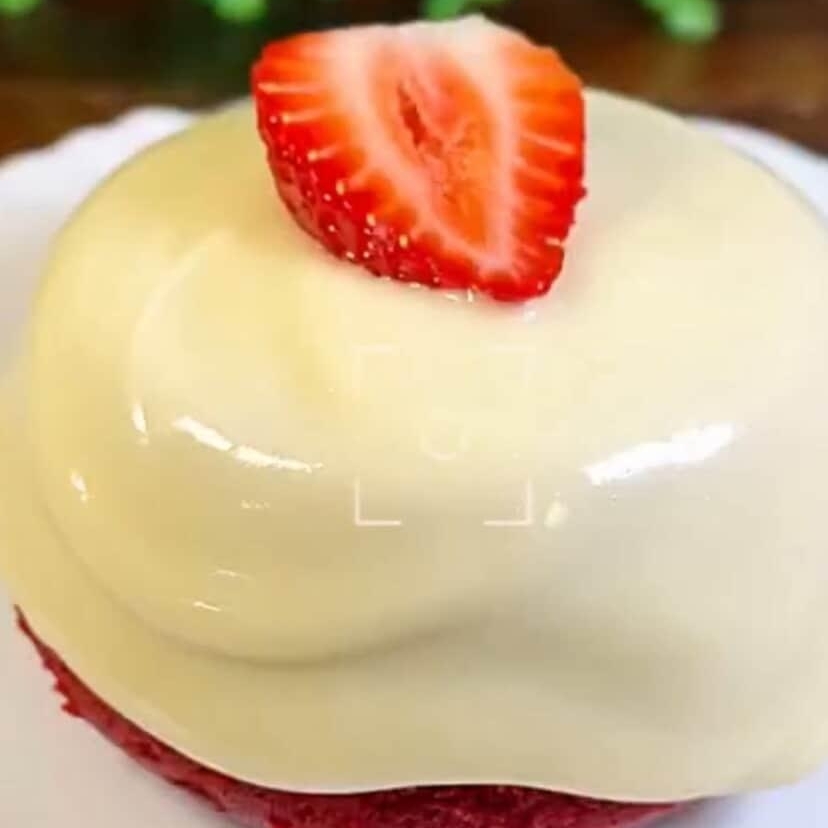 Massa de Red velvet, recheio de ninho e morango por cima