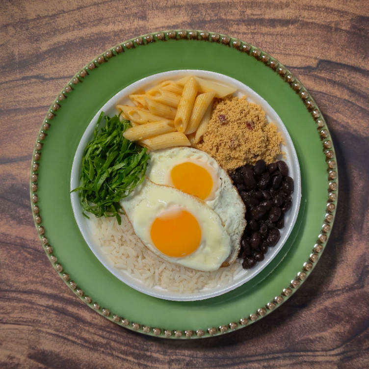Ovo frito, arroz, feijão preto, macarrão, farofa e acompanhamento do dia. Ovo frito: 2 unidades (marmita P) e 3 unidades (marmita M e G).