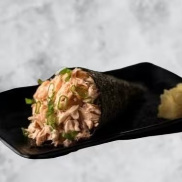Desfrute de nosso Temaki de Salmão Grelhado, um clássico da culinária japonesa. Este prato é cuidadosamente elaborado com 150g de salmão de alta qualidade, delicadamente grelhado até atingir o ponto perfeito, garantindo uma experiência gastronômica única. A textura suave do salmão batido se mistura harmoniosamente com o sabor intenso do grelhado, proporcionando uma explosão de sabor inigualável. Ideal para os amantes da culinária oriental. Experimente e encante-se!