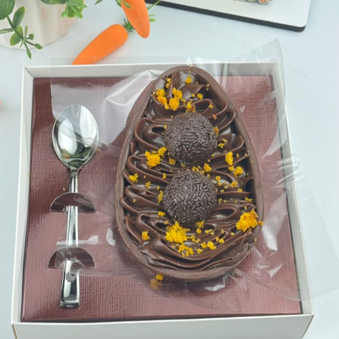 Ovo de colher 250G. casca de ovo de chocolate preto com bolo de cenoura e recheio de chocolate blend, 2 brigadeiros para finalizar, uma perfeição.