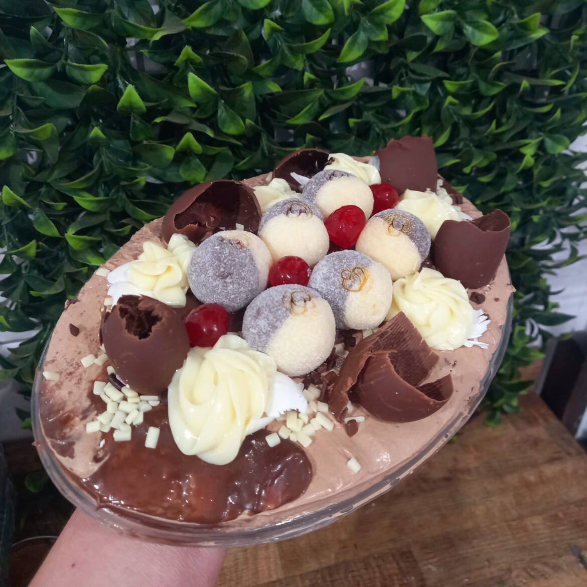 Bolo de Chocolate e recheio de ninho e brigadeiro cremoso, cobertura raspas de chocolate e docinhos dois amores com cerejas