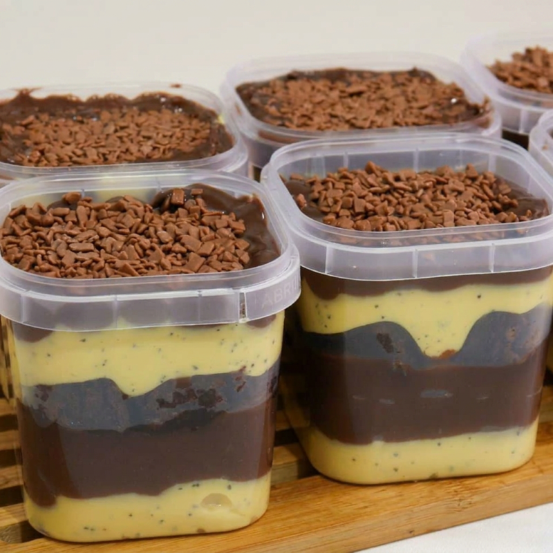 Camadas de bolo chocolate, recheio cremoso de brigadeiro ninho