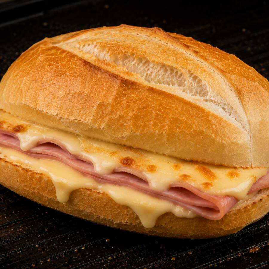 Pão francês, requeijão, queijo mussarela e presunto.