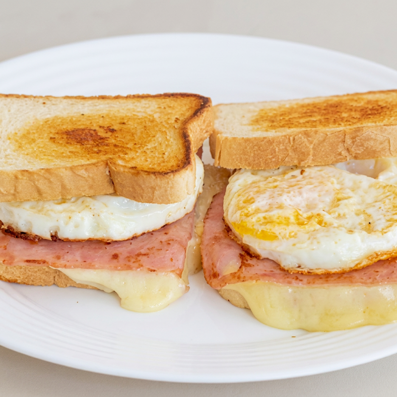 Lanche Misto com Ovo, um lanche delicioso preparado com pão fresquinho, presunto, mussarela e um ovo para dar aquele toque especial.