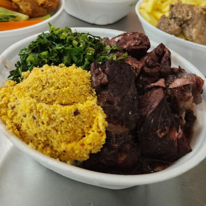 Marmita feijoada magra individual (arroz branco, costelinha, linguiça, couve refogada, farofa e torresmo). Marmita indicada para 01 pessoa. Montagem na marmita de 750ml (GRANDE)