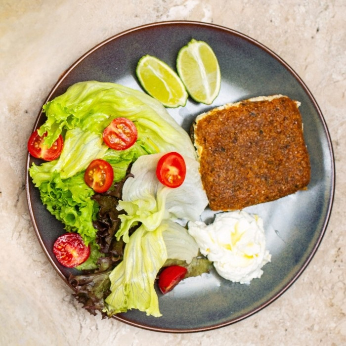 Recheado com espinafre e ricota, acompanha saladinha verde.
