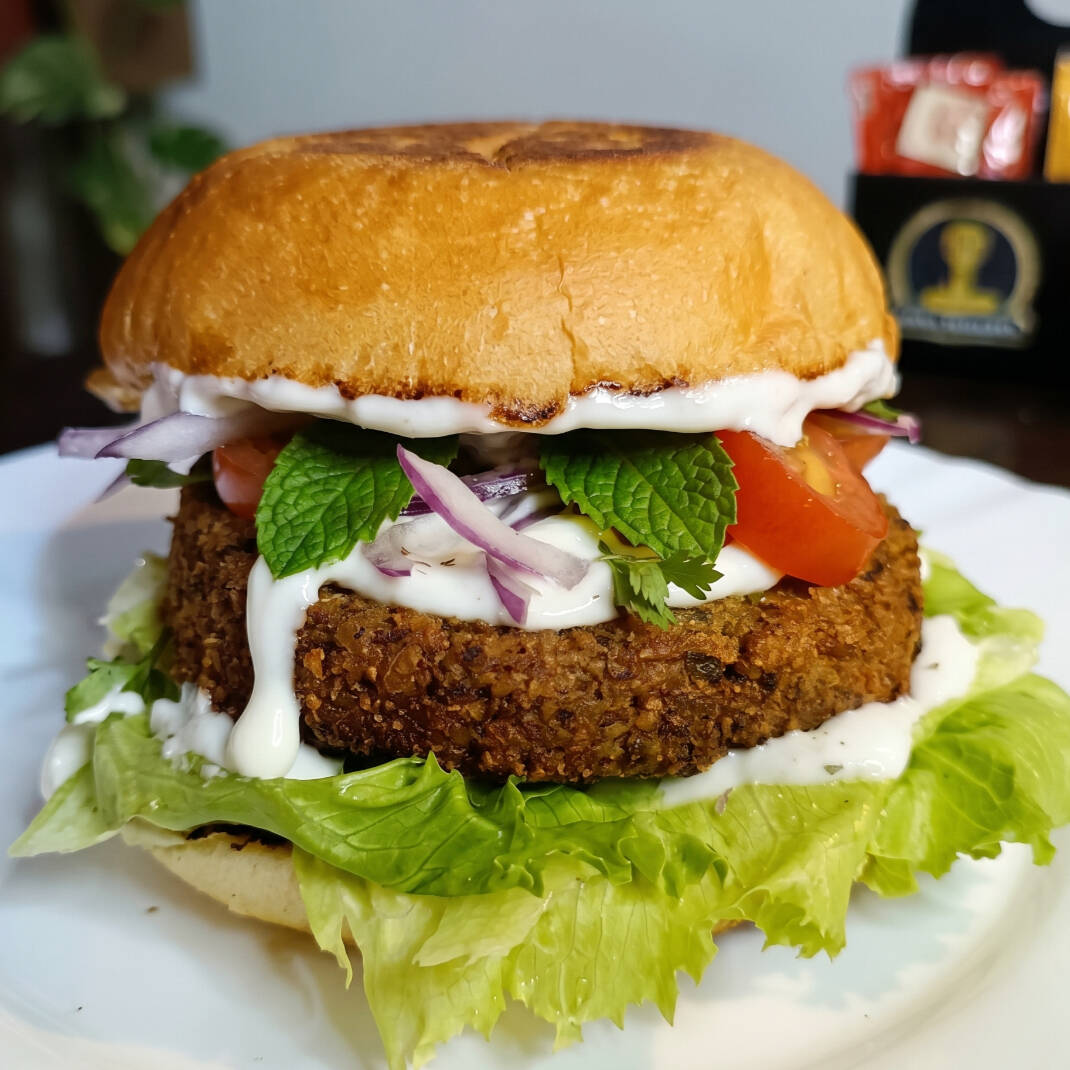 Pão brioche, burguer crocante e delicioso, alface americano, tomate cereja, filetes de cebola roxa e maionese de alho.