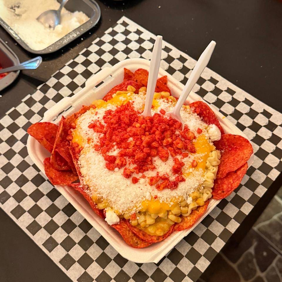 Buldak Carbonara con Elote y Papitas