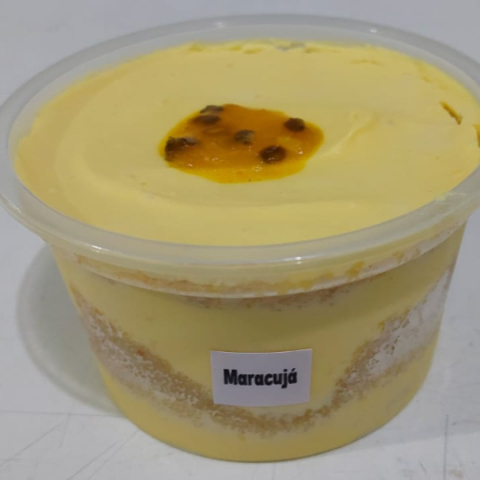 Delicioso Bolo de Baunilha com Maracujá intercalado com Recheio de Mousse de Maracujá Cremoso, finalizado com Geléia de Maracujá em um Pote de 250 ml. ###Tags### Bolo de Pote Ninho chocolate bombom aberto chocolate Ninho Oreo chocolate ao leite leite condensado coco beijinho brigadeiro gourmet tradicional Nutella promoção cupon cupom oferta desconto como taxa gratis entrega rapida Nutella brownie braunie brawni sobremesa bolo de pote copo da felicidade caseiro banoffee morango Ouro Branco galak ferreiro rocher trufa bombom uva kitkat Kit Kat Kinder bueno amendoim.