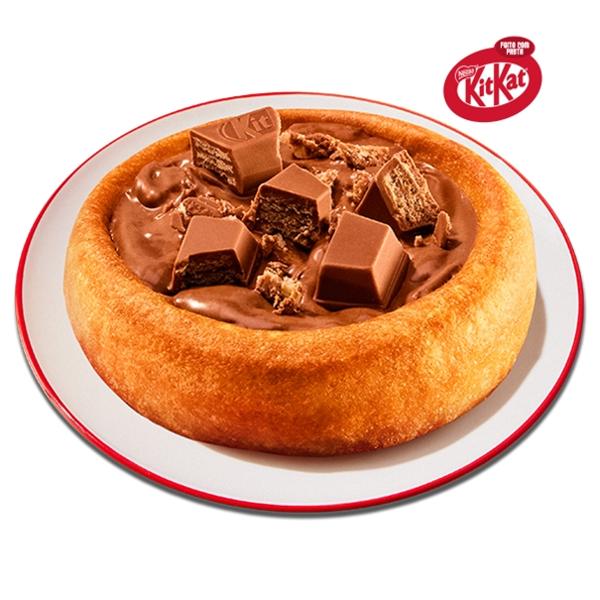 Mini disco de 8,5cm de massa pan coberto com pasta KitKat® e pedaços de KitKat®. Uma explosão em cada mordida!