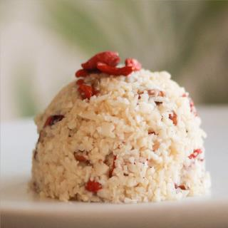 ARROZ DE COLIFLOR CON ARÁNDANOS Y POLLO