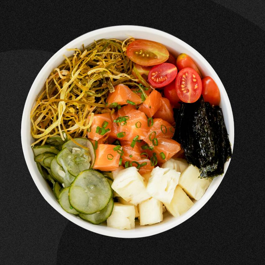 Base de espaguete de abobrinha, salmão fresco em cubos, abacaxi em cubos, sunomono, palhas de alho poró, tomate cereja e tiras de alga nori, acompanha shoyu light.