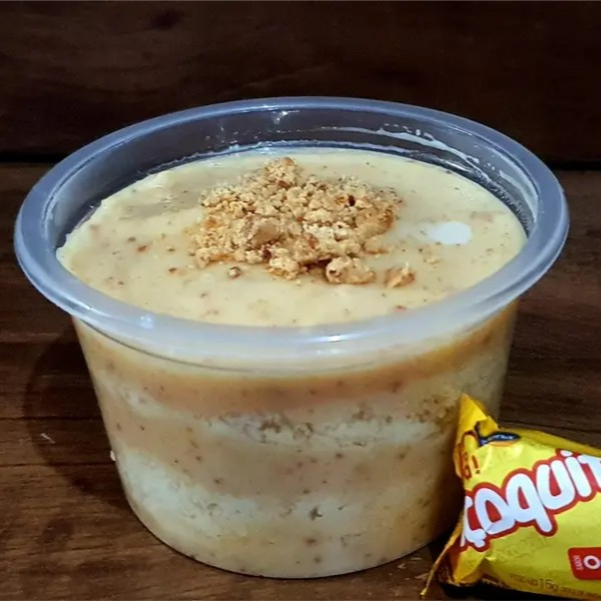 Bolo branco, doce de leite e paçoca
