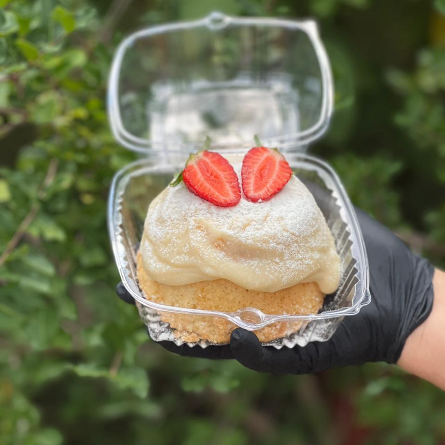 Bolo De Massa Branca Fofinha E Leve, Recheado Com Creme De Leite Ninho Extremamente Cremoso E Finalizado Com Morangos Frescos. O Equilíbrio Perfeito Entre Doçura E Frescor Em Cada Pedaço.