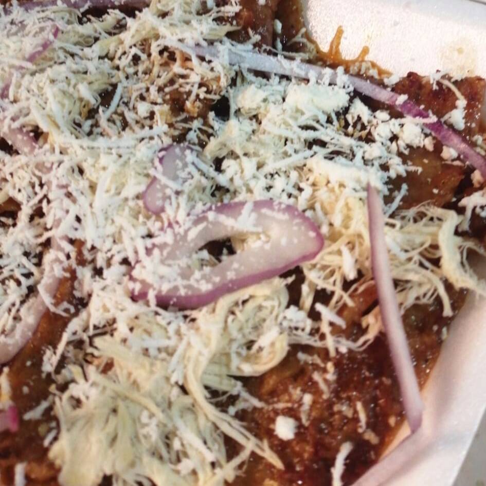 Chilaquiles Adobados (Charola)