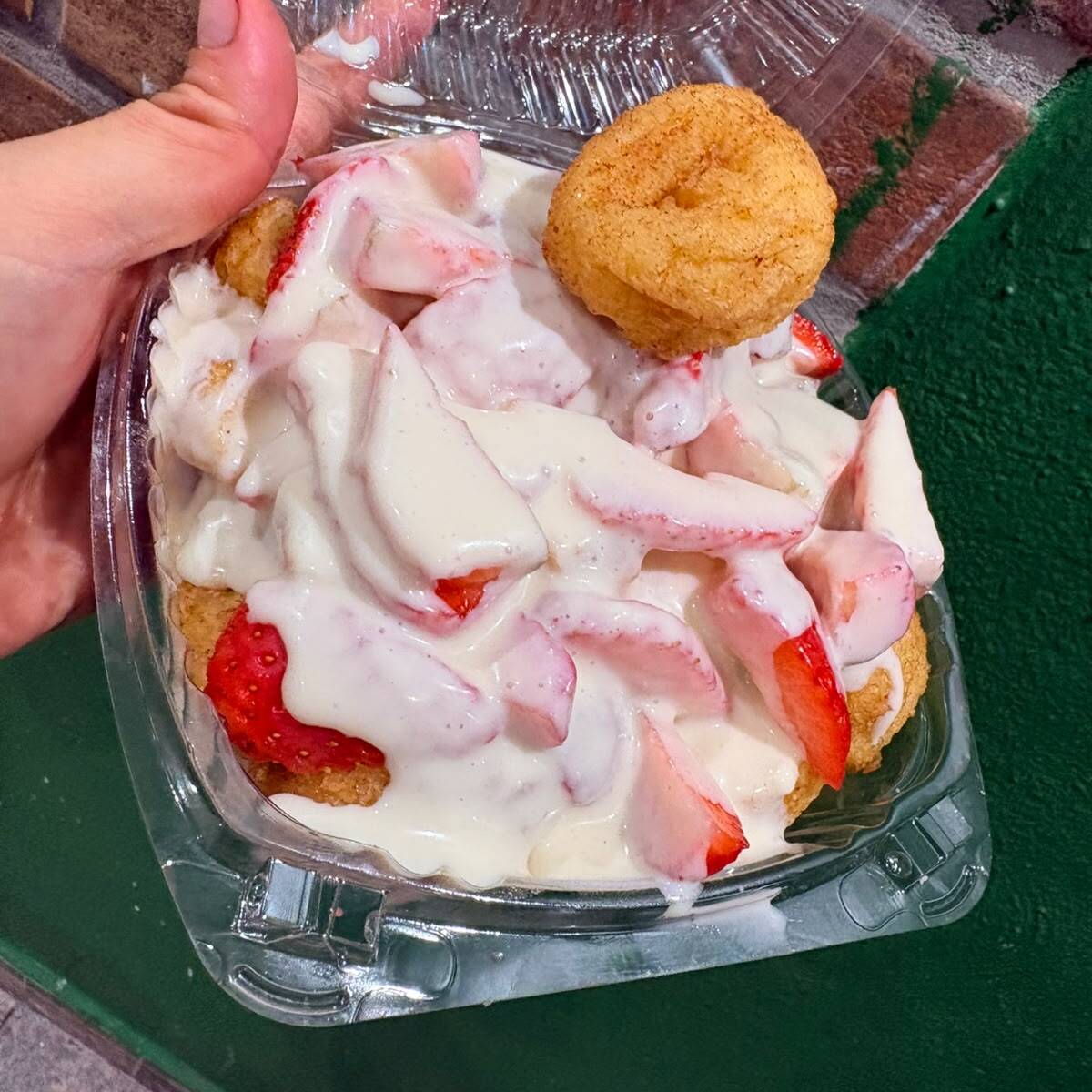 Donitas Azucaradas con Una Dosis de Fresa Crema