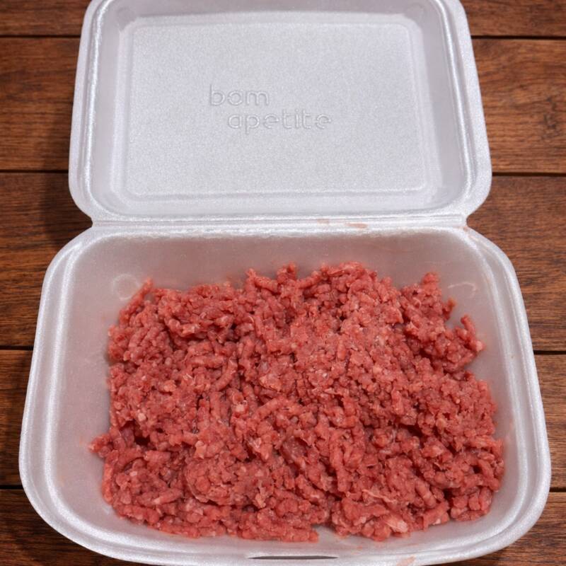 Porção com 500g - Retalho de carne bovina bem moído e de boa qualidade.